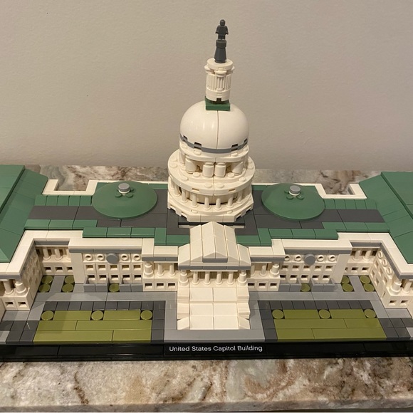 Retired Lego Architecture United States Capitol Building 21030 - Picture 4 of 5